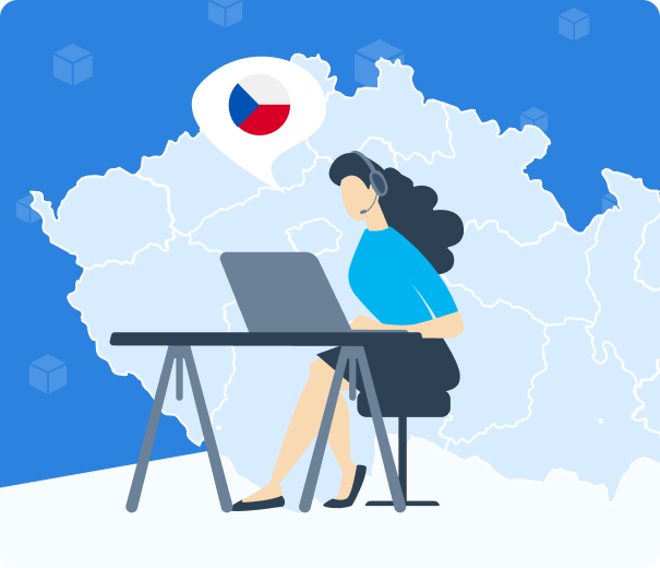 Žena s headsetem sedí u stolu s notebookem, v pozadí mapa Česka a bublina s českou vlajkou