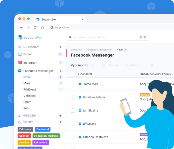 Žena v modrém drží mobil a stojí před obrazovkou s rozhraním aplikace SupportBox a Facebook Messengerem