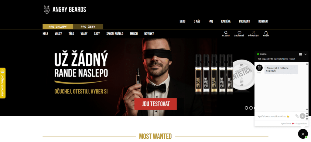 web Angry Beards, muž se zavázanýma očima držící parfém